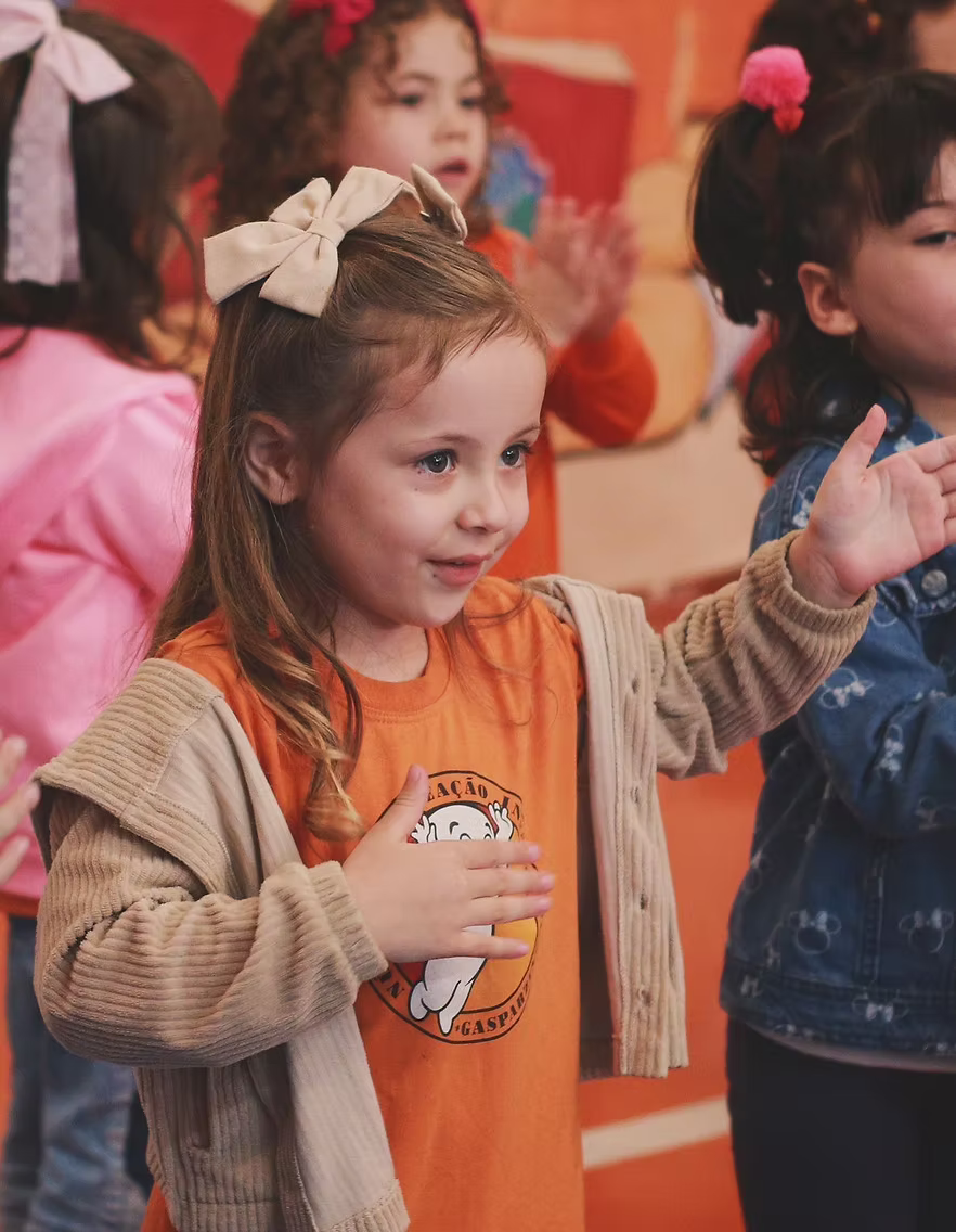 Aluna participando de atividade da vida escolar